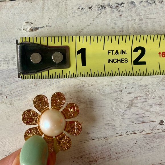 Vintage Retro Pearl Flower Stud Earrings - Picture 9 of 10